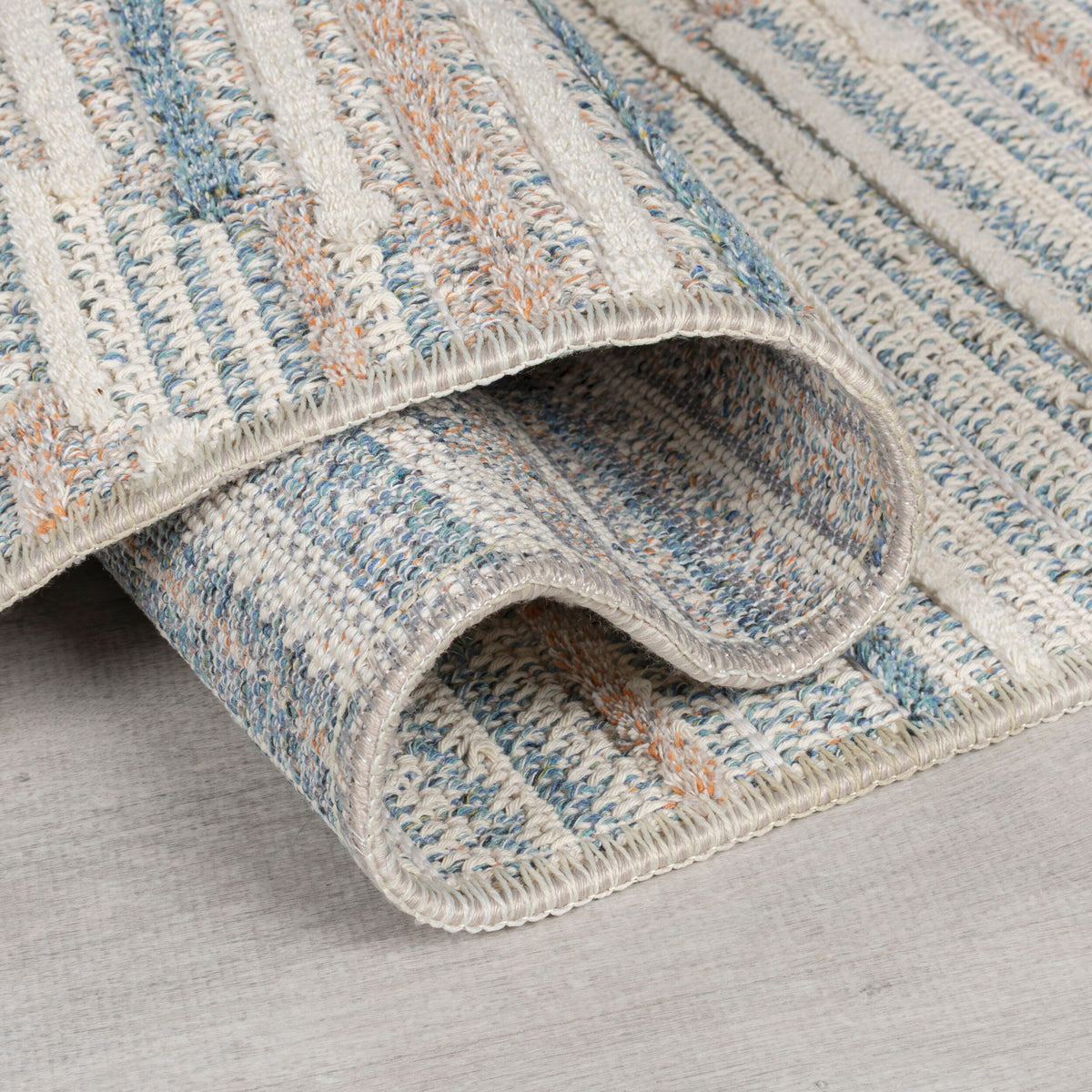 Teppich Rauten-Streifen Blau-Beige waschbar Kante Rückseite Detail Rechteckig