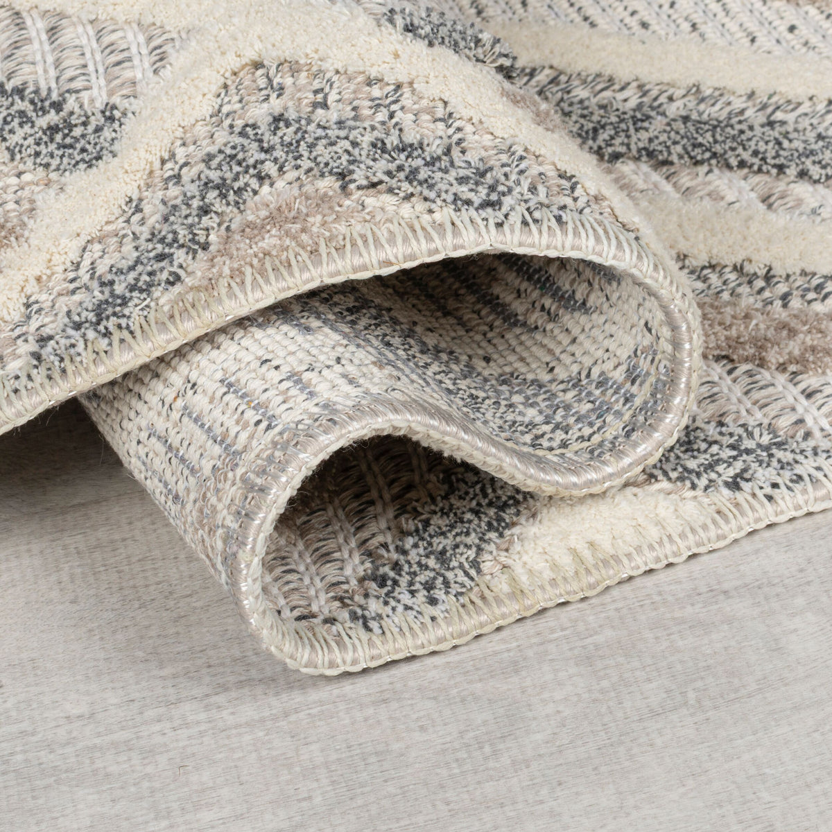 Teppich Rauten-Relief Grau-Beige waschbar Kante Rückseite Detail Rechteckig_