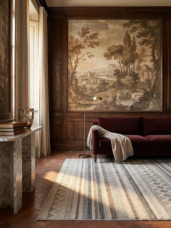 Teppich Grau-Beige rechteckig Editorial Interior als Designobjekt drapiert hochwertige Wohnaccessoires_