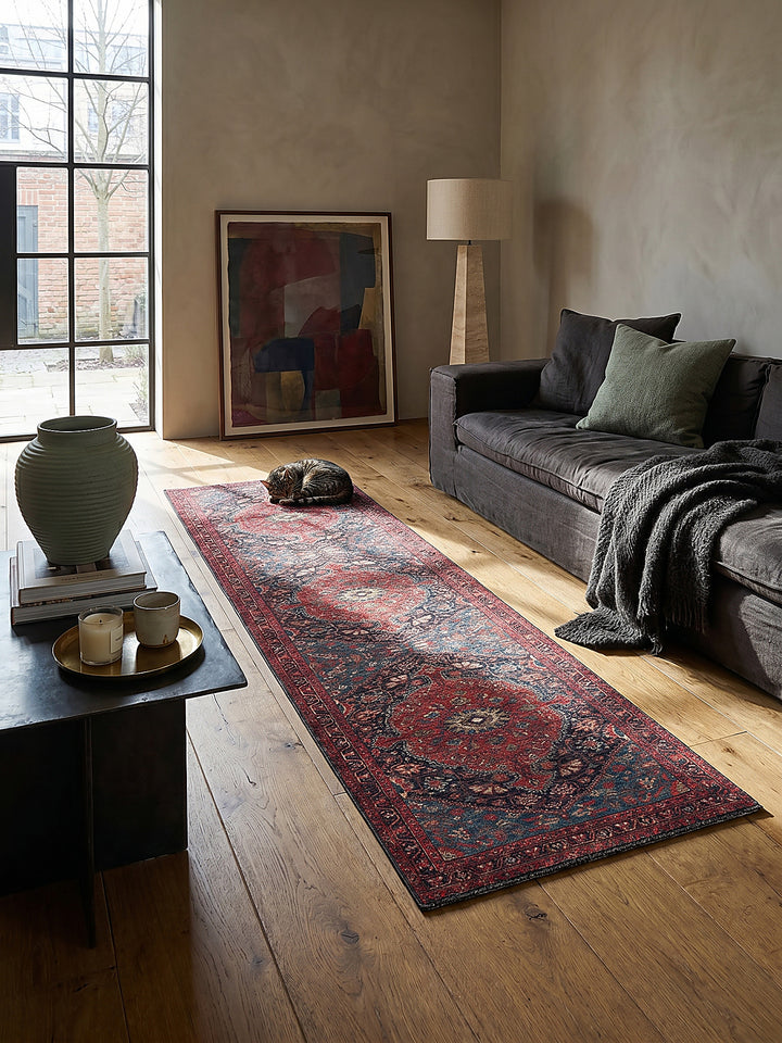Teppich Rot Läufer im Wohnzimmer mit Couchtisch und Wohnaccessoires Wohnidee skandinavisch modern_