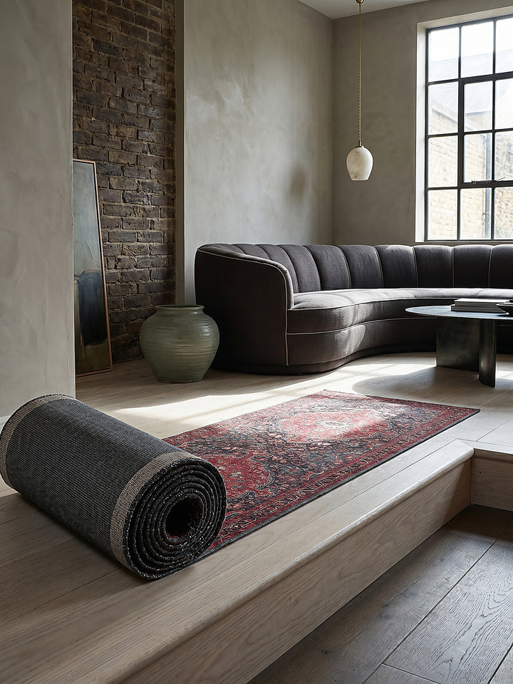 Teppich Rot Läufer Editorial Interior als Designobjekt drapiert hochwertige Wohnaccessoires_