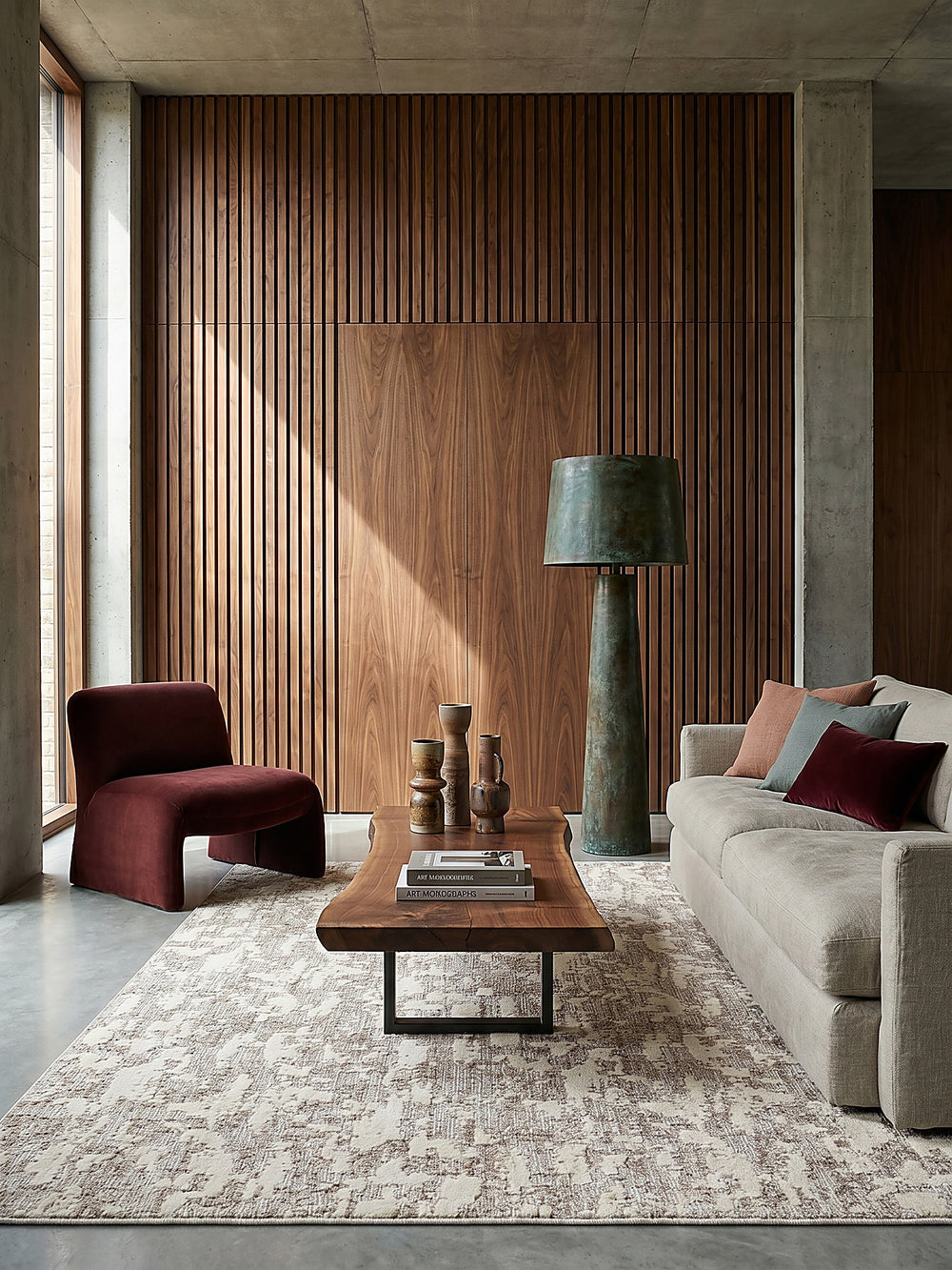 Teppich Beige rechteckig Editorial Interior als Designobjekt drapiert hochwertige Wohnaccessoires_
