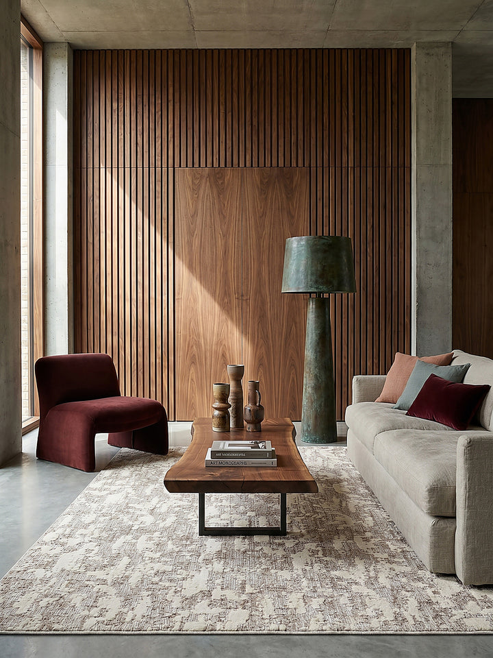 Teppich Beige rechteckig Editorial Interior als Designobjekt drapiert hochwertige Wohnaccessoires_