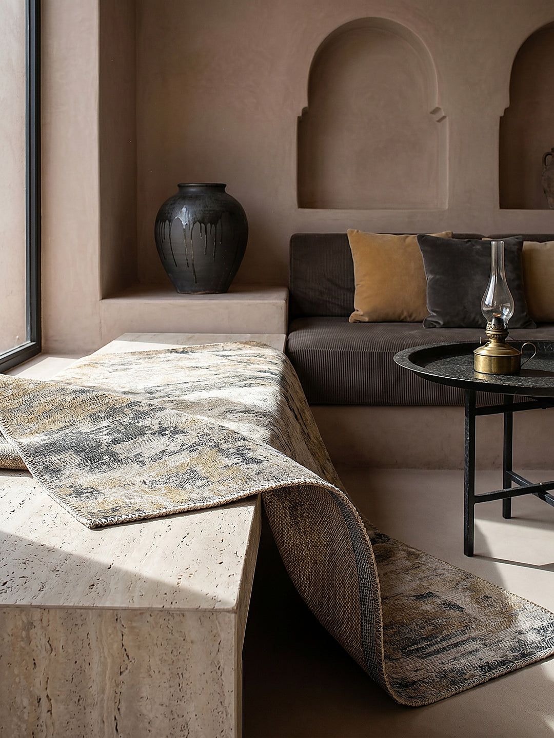 Teppich Gelb-Natur rechteckig Editorial Interior als Designobjekt drapiert hochwertige Wohnaccessoires_
