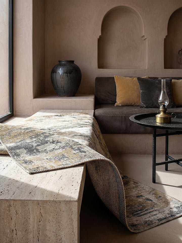 Teppich Gelb-Natur rechteckig Editorial Interior als Designobjekt drapiert hochwertige Wohnaccessoires_