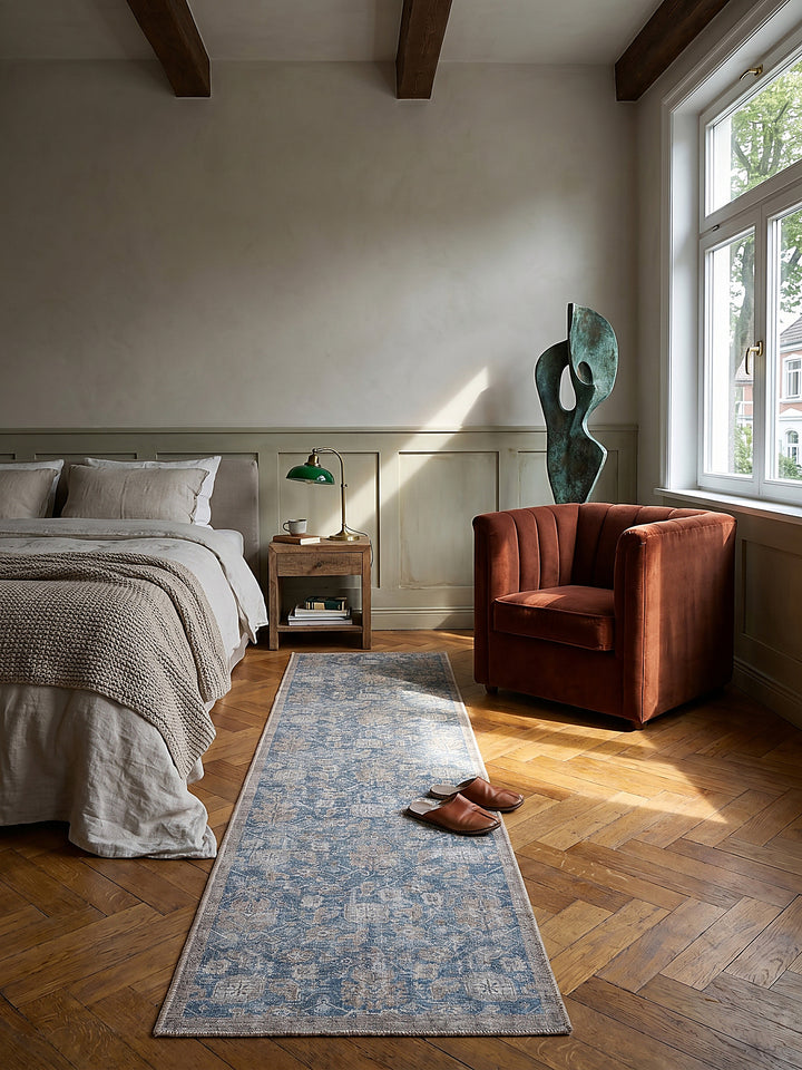 Teppich Blau Läufer im Wohnzimmer mit Couchtisch und Wohnaccessoires Wohnidee skandinavisch modern_
