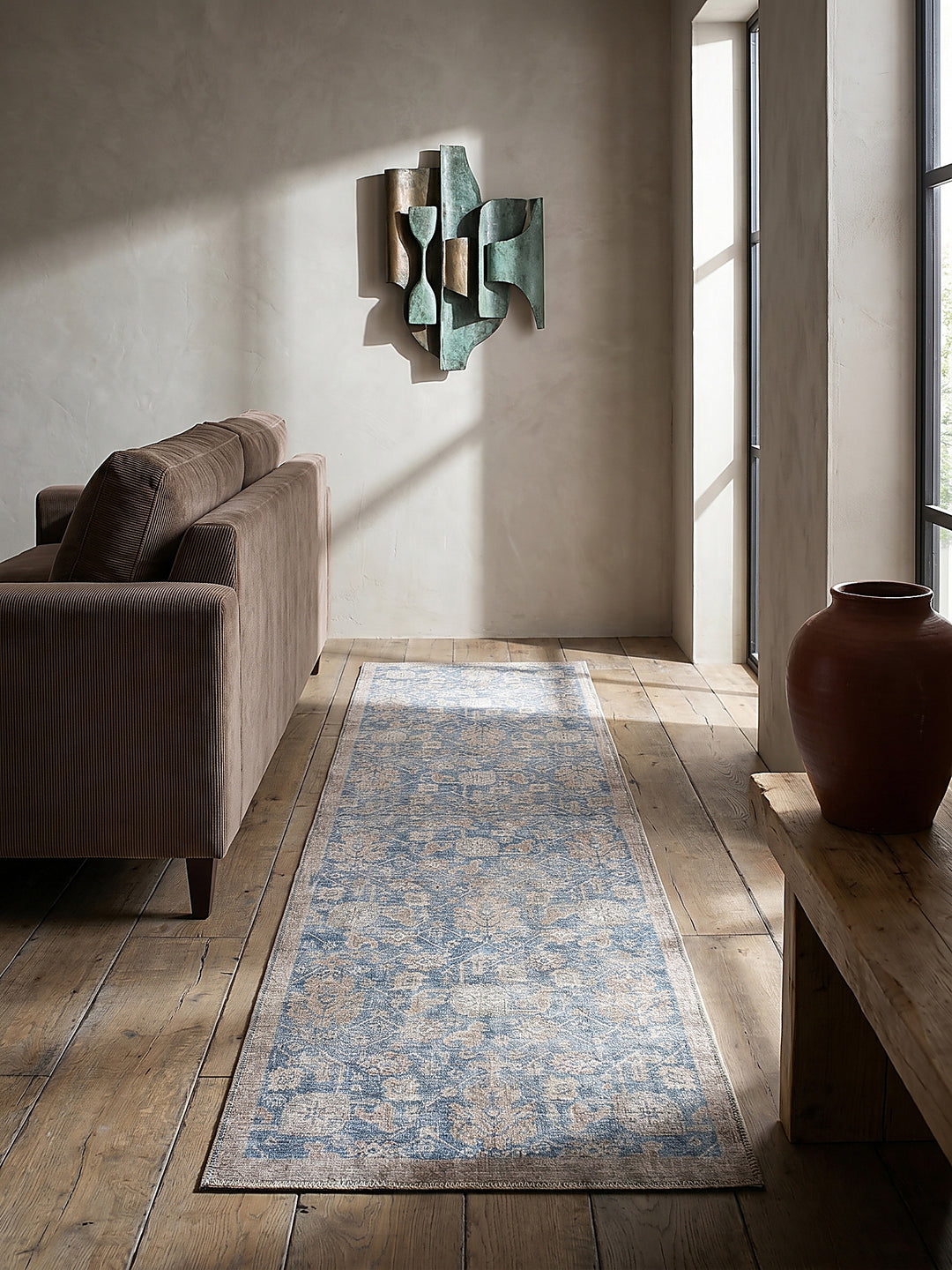 Teppich Blau Läufer Editorial Interior als Designobjekt drapiert hochwertige Wohnaccessoires_