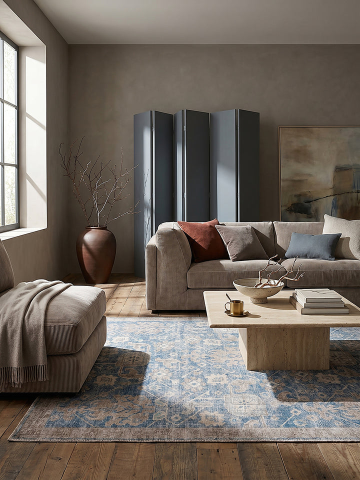 Teppich Blau rechteckig im Wohnzimmer mit Couchtisch und Wohnaccessoires Wohnidee skandinavisch modern_