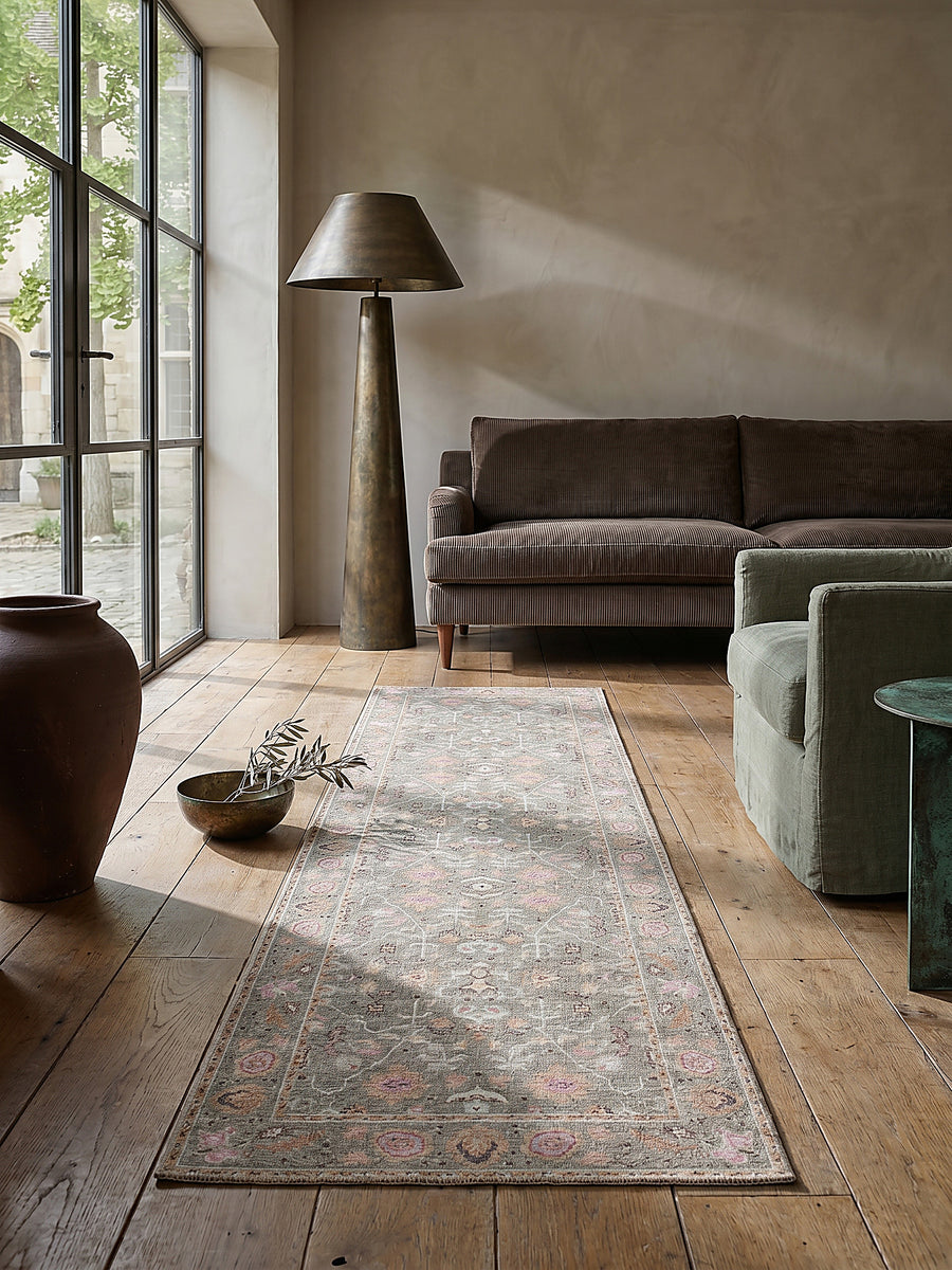 Teppich Multicolor-Rosa Läufer Editorial Interior als Designobjekt drapiert hochwertige Wohnaccessoires_
