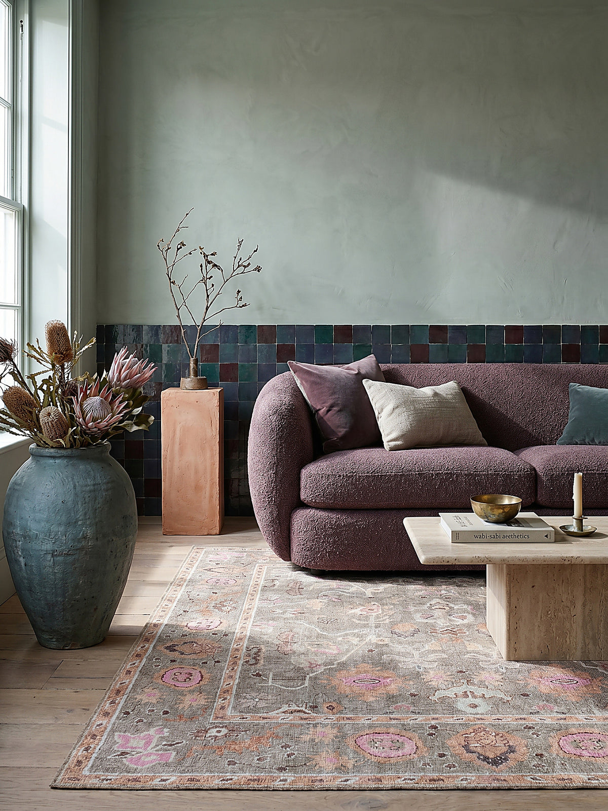 Teppich Multicolor-Rosa rechteckig Editorial Interior als Designobjekt drapiert hochwertige Wohnaccessoires_