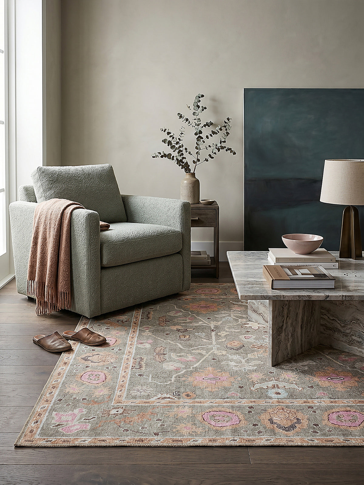 Teppich Multicolor-Rosa rechteckig im Wohnzimmer mit Couchtisch und Wohnaccessoires Wohnidee skandinavisch modern