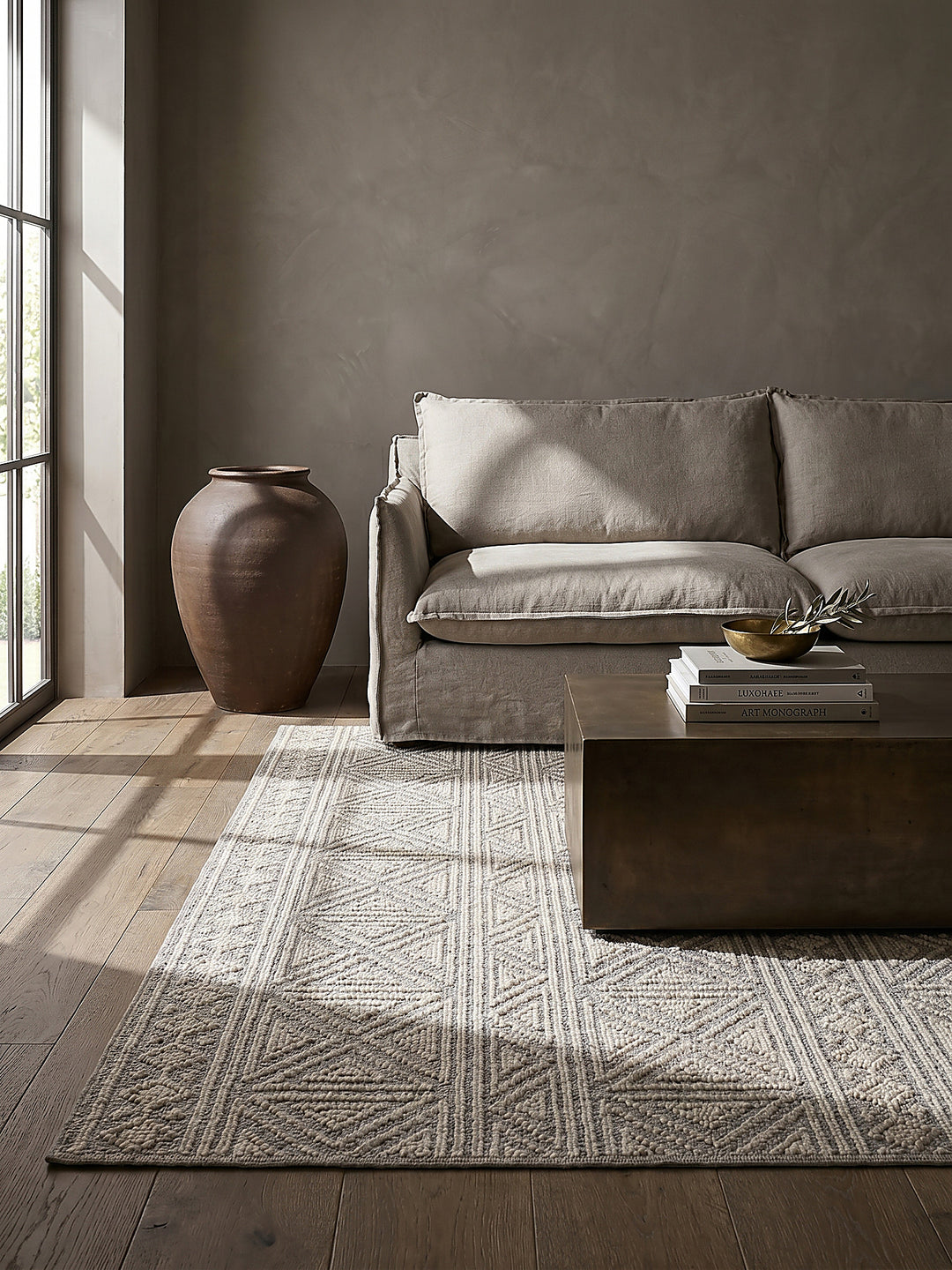 Teppich Grau rechteckig Editorial Interior als Designobjekt drapiert hochwertige Wohnaccessoires_