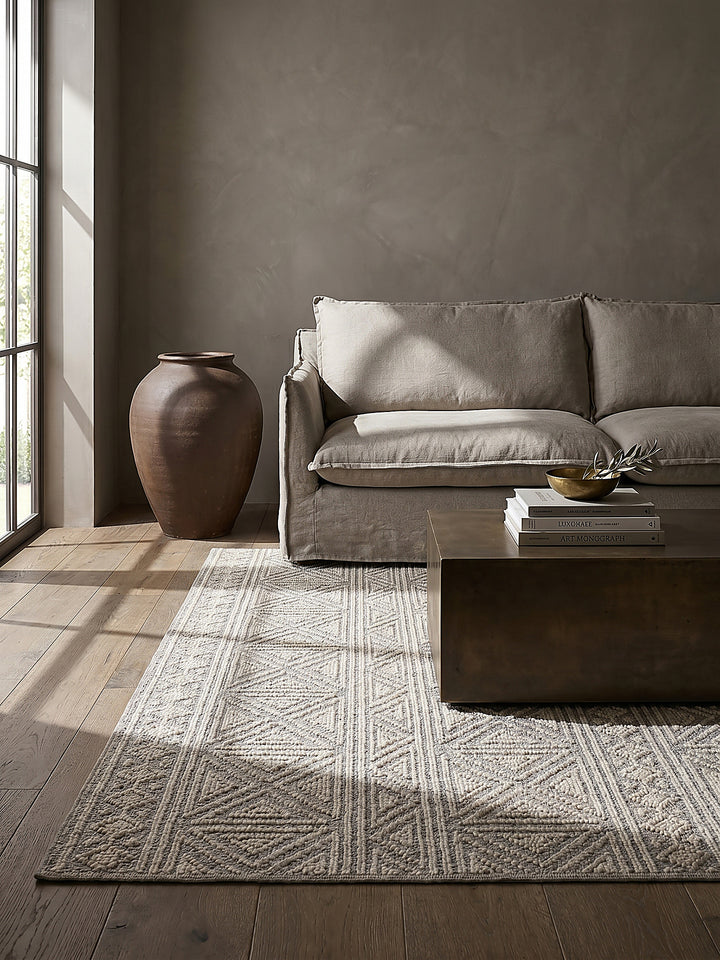 Teppich Grau rechteckig Editorial Interior als Designobjekt drapiert hochwertige Wohnaccessoires_