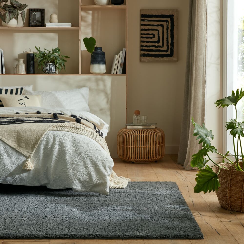Teppich GIPPING Hochflor Grau im Schlafzimmer am Bett Wohnidee flauschig Rechteckig