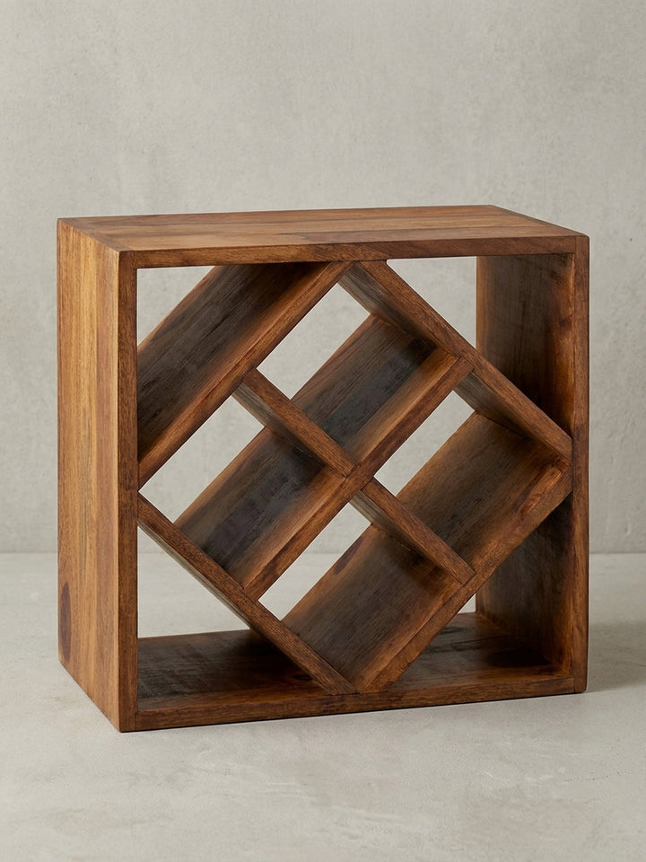 Gesamtübersicht des geometrischen Weinständers aus Echtholz. Das puristische Design ohne Schnörkel macht das 40cm hohe Regal zu einem zeitlosen Wohnaccessoire für Weinliebhaber._