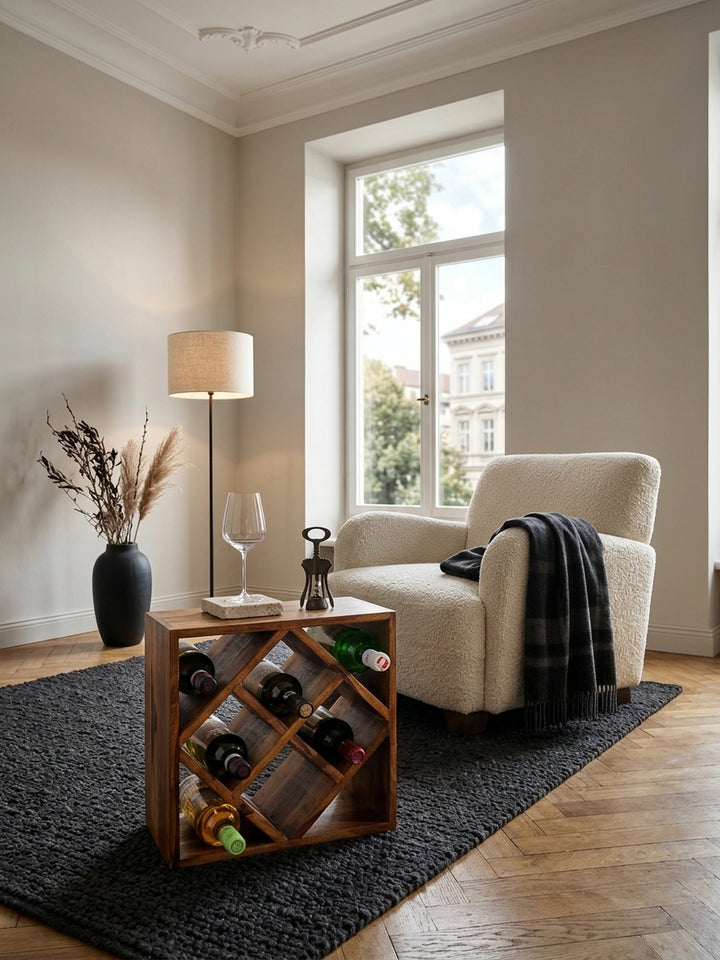 Draufsicht auf das kleine Holzregal für 8 Flaschen in einer gemütlichen Lounge-Ecke. Die markante Holzmaserung des quadratischen Weinflaschenhalters setzt warme Akzente im Raum._