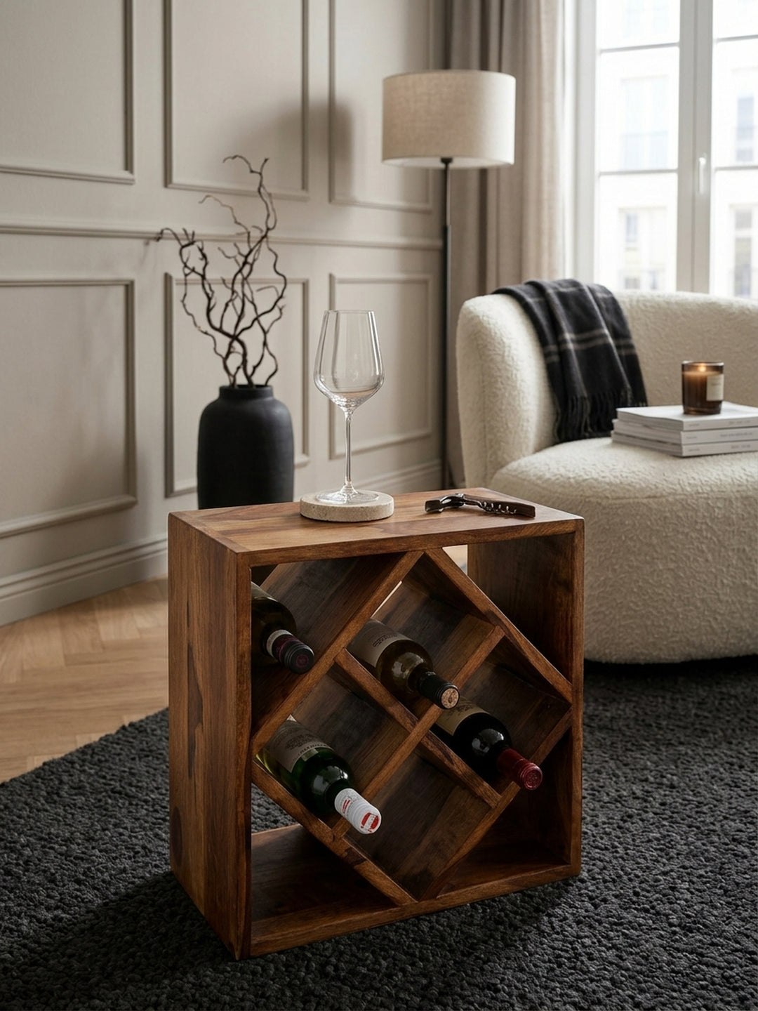 Nahaufnahme der edlen Sheesham-Holz Oberfläche des Weinregals. Die lebhafte, kontrastreiche Maserung und die saubere Verarbeitung des Massivholzes unterstreichen die hohe Qualität._