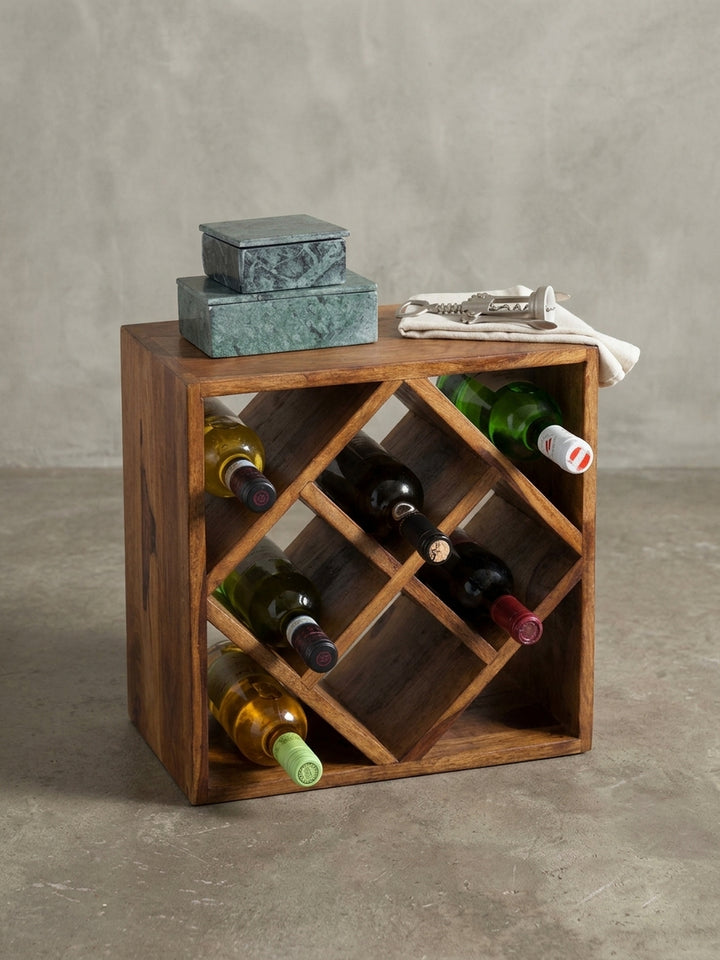 Alternative Perspektive auf das kleine Standregal aus Holz. Die gleichmäßigen Rauten-Fächer bieten stabilen Halt für acht Flaschen im dekorativen Design-Getränkehalter._