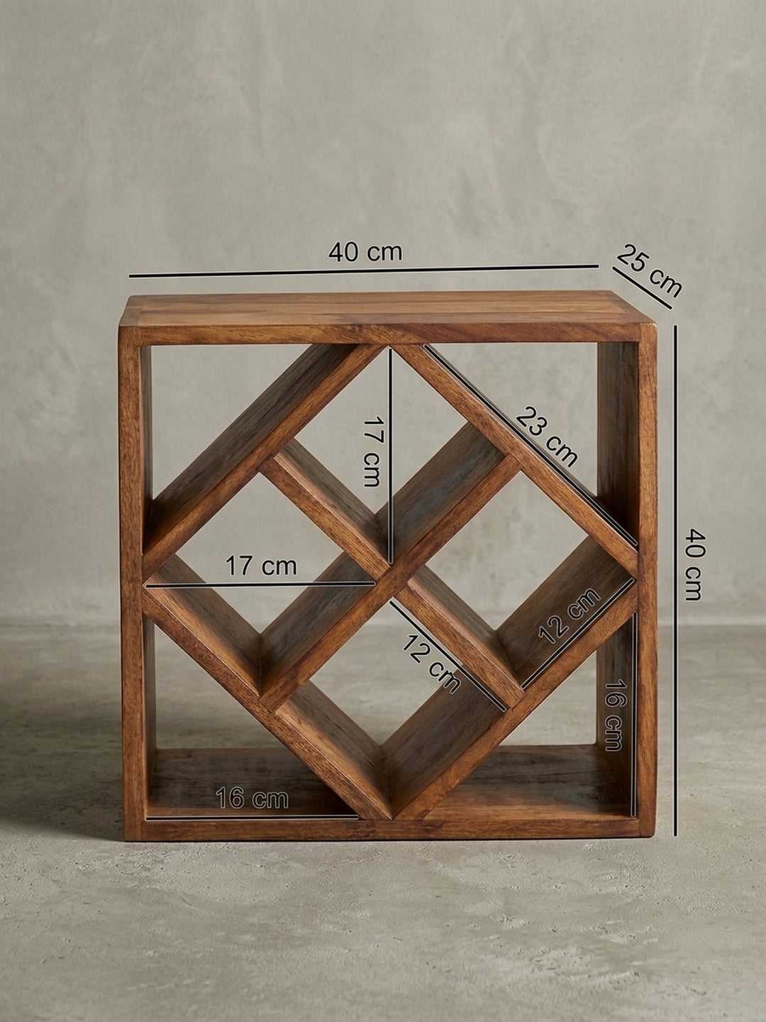 Rückansicht und Konstruktionsdetails des massiven Holz-Weinregals. Die nahtlosen Verbindungen und die offene Rückseite sorgen für eine optimale Belüftung der gelagerten Weine._