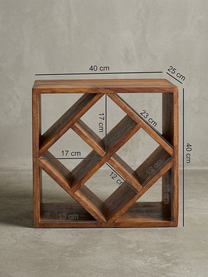 Rückansicht und Konstruktionsdetails des massiven Holz-Weinregals. Die nahtlosen Verbindungen und die offene Rückseite sorgen für eine optimale Belüftung der gelagerten Weine._