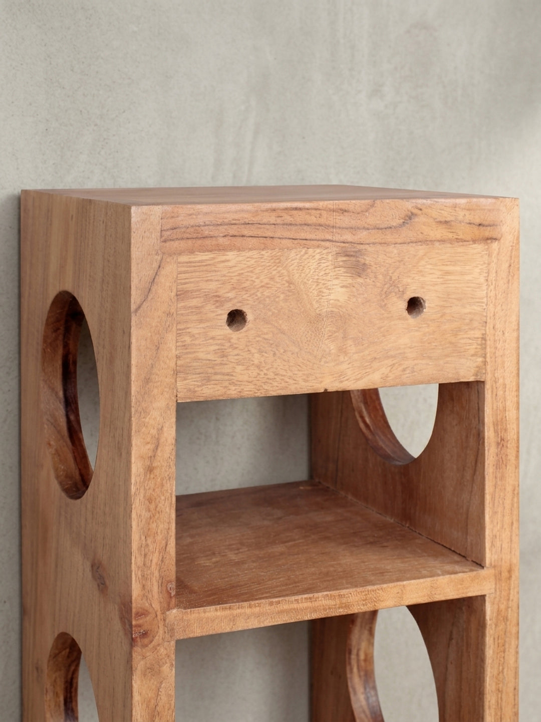 Standregale aus Akazie Massivholz natur 15x15x70 cm Studioaufnahme zeigt Gesamtform und Materialcharakter mit Ablagefach_