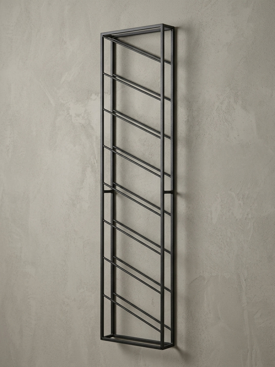 Dreiviertelansicht des hängenden Flaschenregals, die die Tiefe von 8 cm und die stabile Konstruktion aus pulverbeschichtetem Eisen für die Wandmontage verdeutlicht._