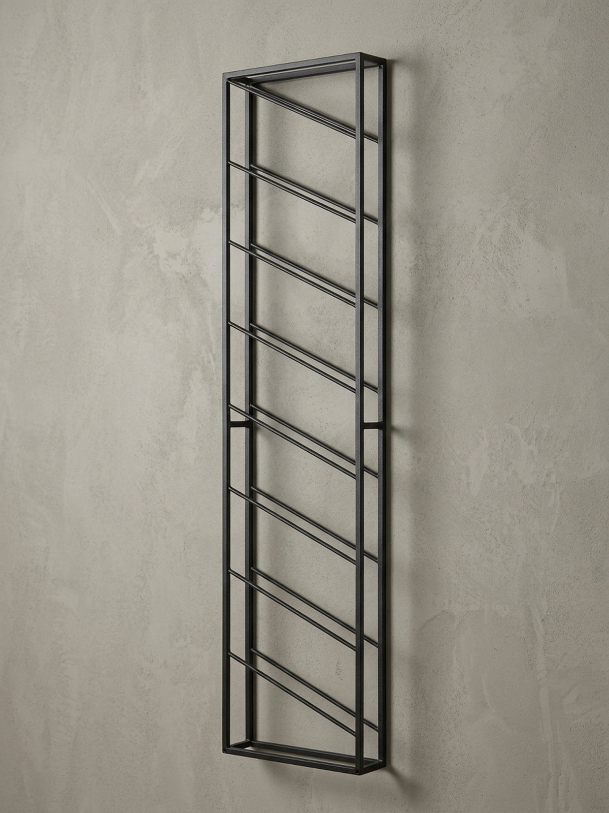 Dreiviertelansicht des hängenden Flaschenregals, die die Tiefe von 8 cm und die stabile Konstruktion aus pulverbeschichtetem Eisen für die Wandmontage verdeutlicht._