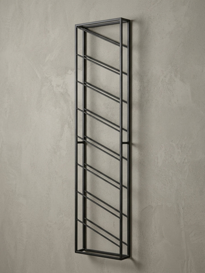 Dreiviertelansicht des hängenden Flaschenregals, die die Tiefe von 8 cm und die stabile Konstruktion aus pulverbeschichtetem Eisen für die Wandmontage verdeutlicht._
