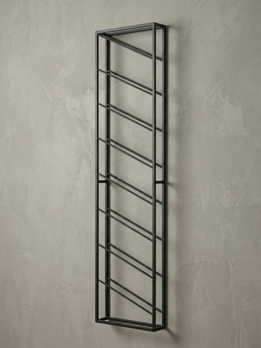 Dreiviertelansicht des hängenden Flaschenregals, die die Tiefe von 8 cm und die stabile Konstruktion aus pulverbeschichtetem Eisen für die Wandmontage verdeutlicht._