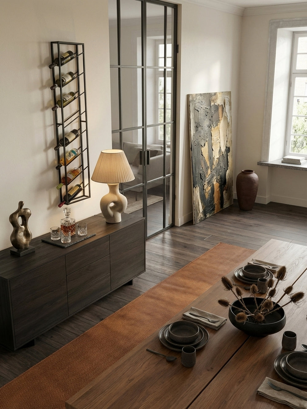 Vogelperspektive auf ein Design-Weinregal an der Wand, das die schlanke Silhouette von 36x150 cm und die platzsparende vertikale Lagerung von Weinflaschen zeigt._