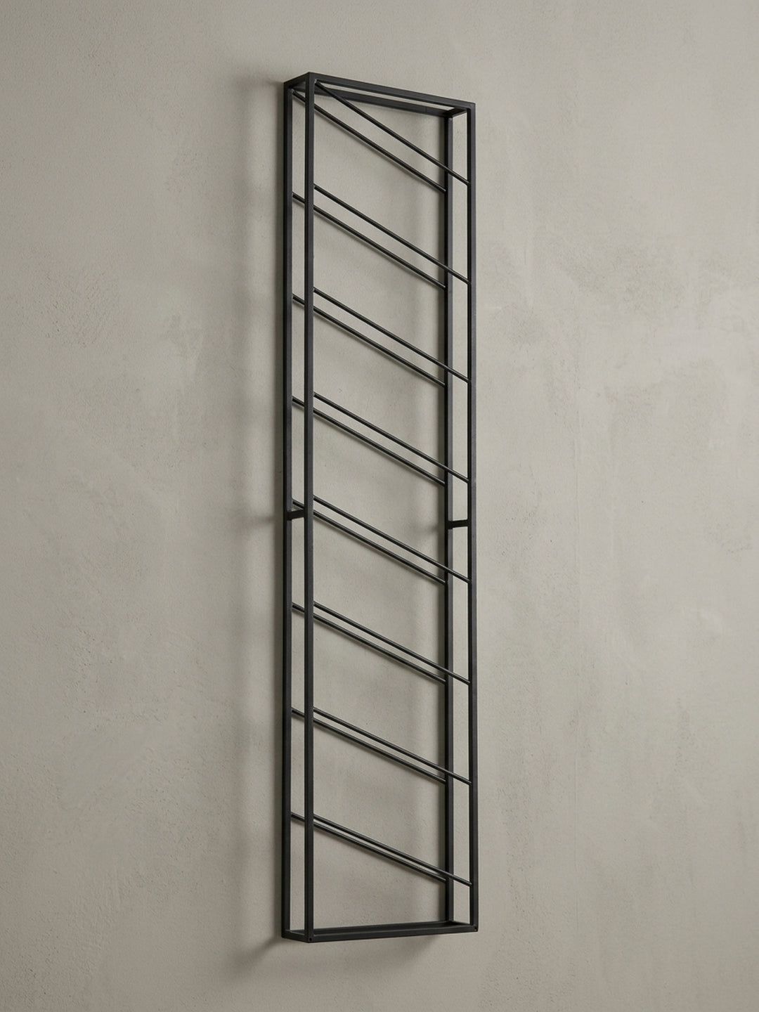 Seitenansicht des schmalen Weinregals, die das minimalistische Profil und die geringe Wandtiefe von nur 8 cm zeigt, ideal für moderne Küchen oder Esszimmer._