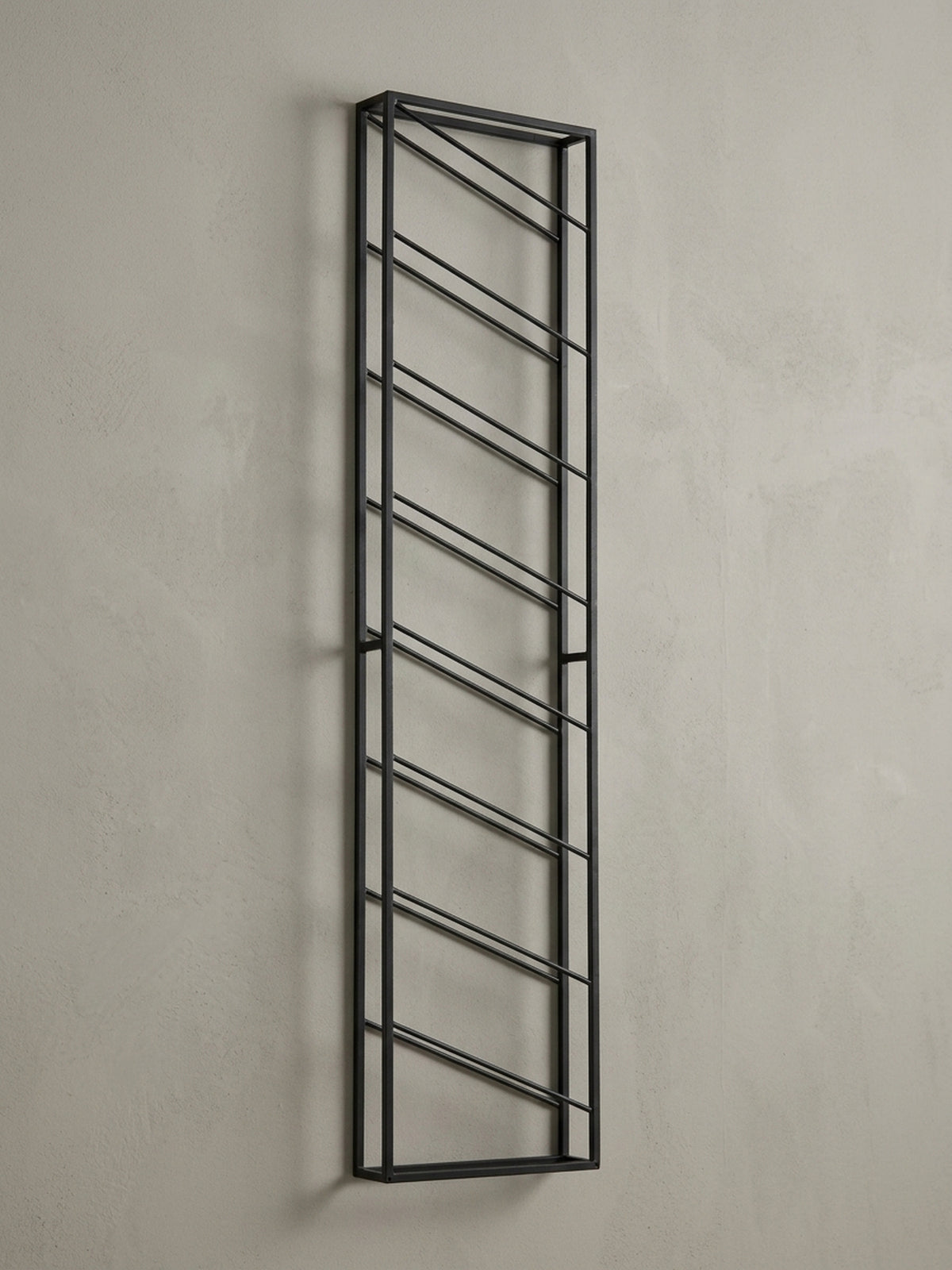 Seitenansicht des schmalen Weinregals, die das minimalistische Profil und die geringe Wandtiefe von nur 8 cm zeigt, ideal für moderne Küchen oder Esszimmer.