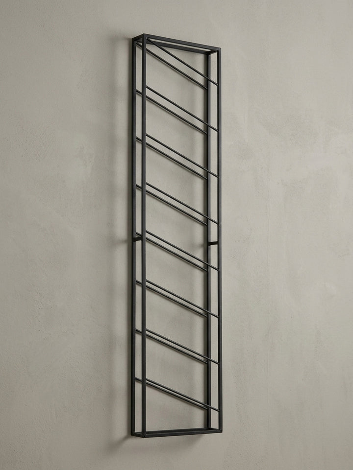 Seitenansicht des schmalen Weinregals, die das minimalistische Profil und die geringe Wandtiefe von nur 8 cm zeigt, ideal für moderne Küchen oder Esszimmer._