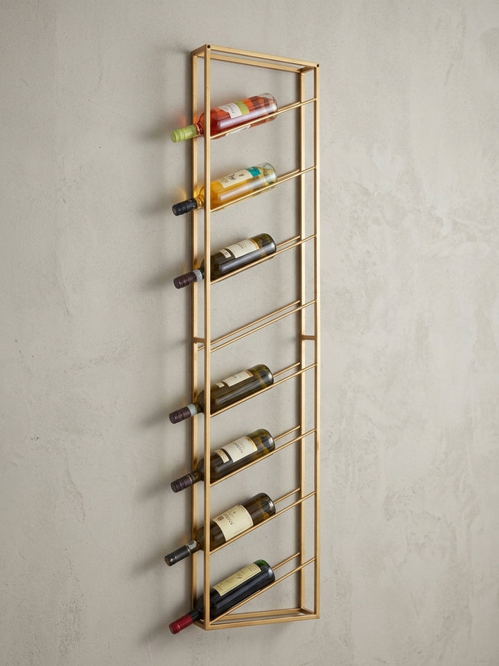 Schrägansicht des schmalen, hängenden Flaschenregals in Gold, das seine filigrane und zugleich stabile Gitter-Konstruktion für 8 Flaschen zeigt._