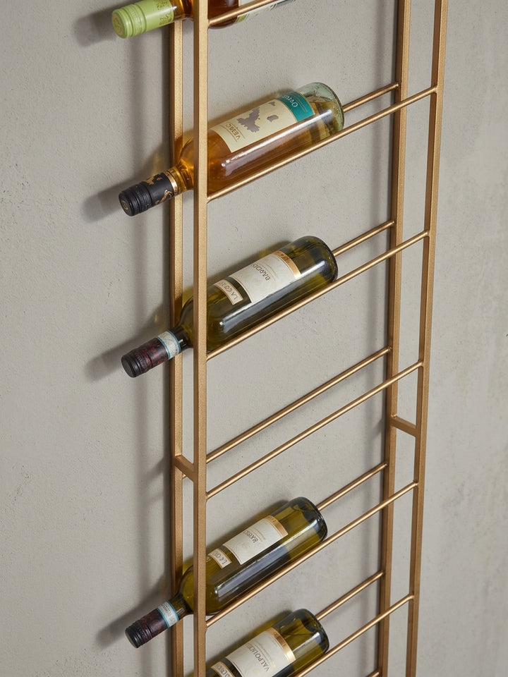 Alternativer Blickwinkel auf das Weinregal aus Eisen, der das Spiel von Licht und Schatten auf der goldenen geometrischen Struktur betont._