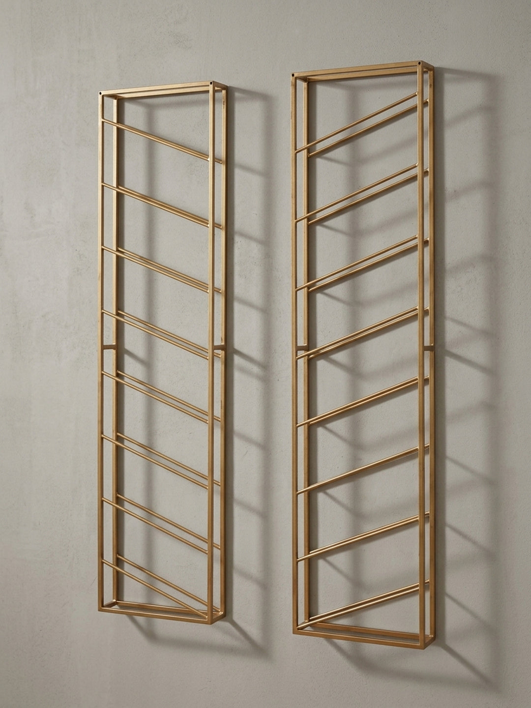 Gesamtüberblick des minimalistischen Wandregals für Weinflaschen, das modernes Design und Funktionalität in Gold elegant verbindet._
