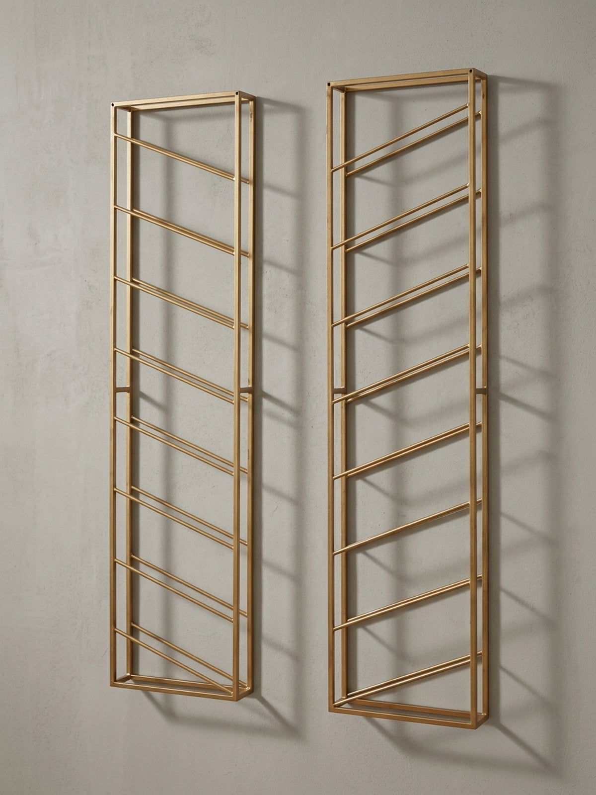 Gesamtüberblick des minimalistischen Wandregals für Weinflaschen, das modernes Design und Funktionalität in Gold elegant verbindet._