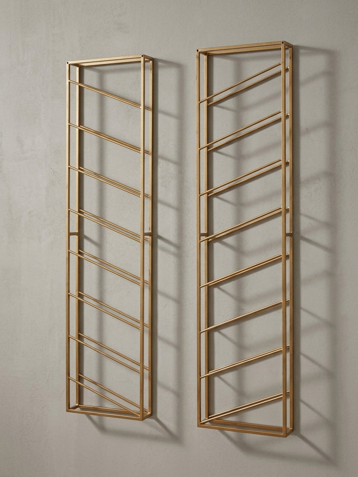 Gesamtüberblick des minimalistischen Wandregals für Weinflaschen, das modernes Design und Funktionalität in Gold elegant verbindet._