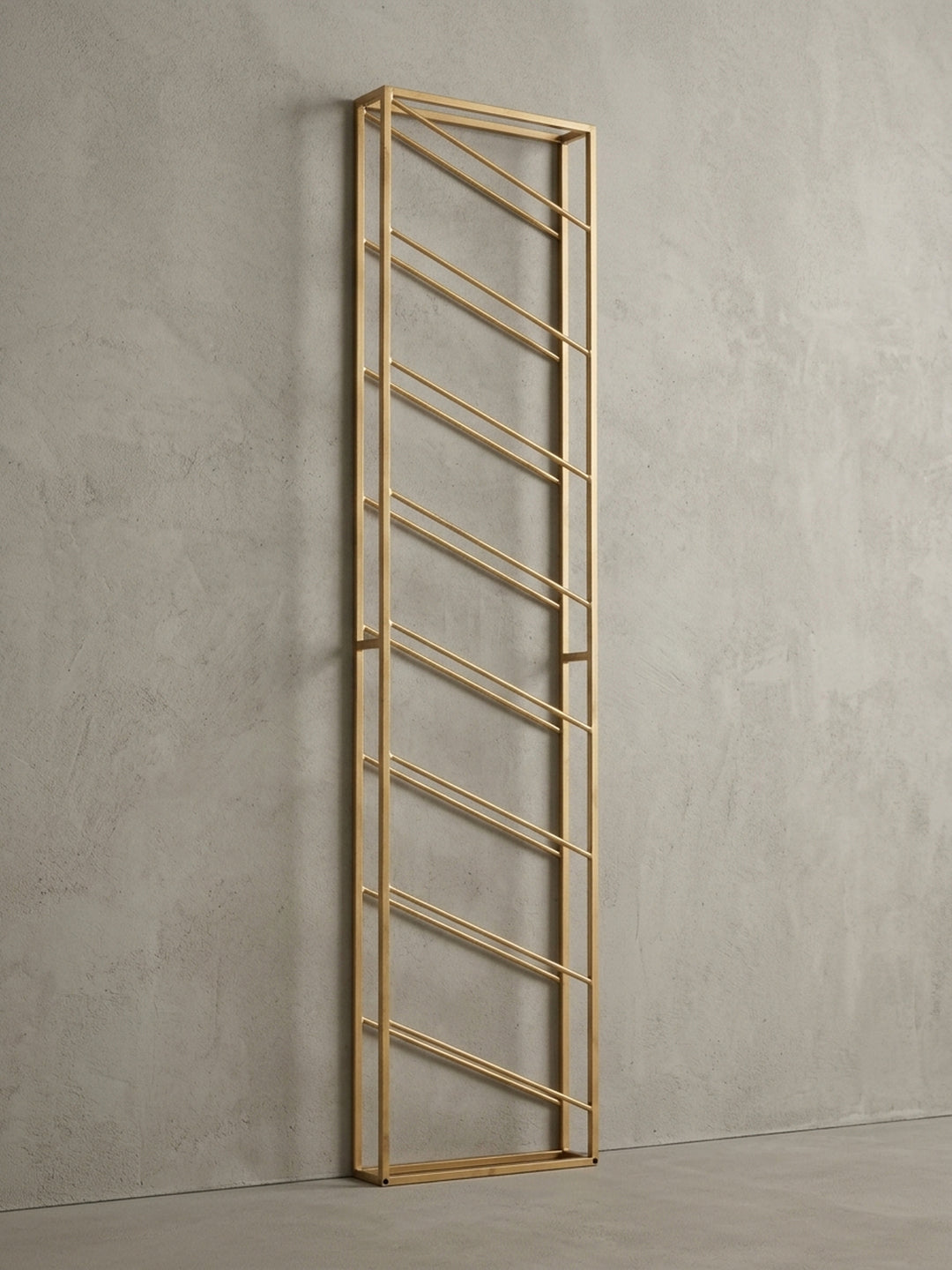 Detailaufnahme der diagonalen Streben des goldenen Flaschenregals, die eine Weinflasche sicher und dekorativ in Position halten._