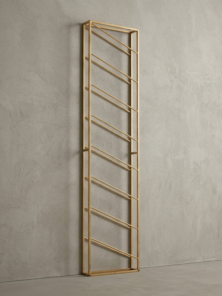 Detailaufnahme der diagonalen Streben des goldenen Flaschenregals, die eine Weinflasche sicher und dekorativ in Position halten._