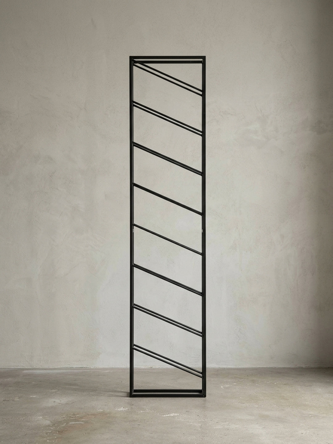Frontansicht des Wand-Weinregals aus schwarzem Metall vor weißem Hintergrund, das die geometrische Struktur für 8 Flaschen und die Höhe von 150 cm präsentiert._