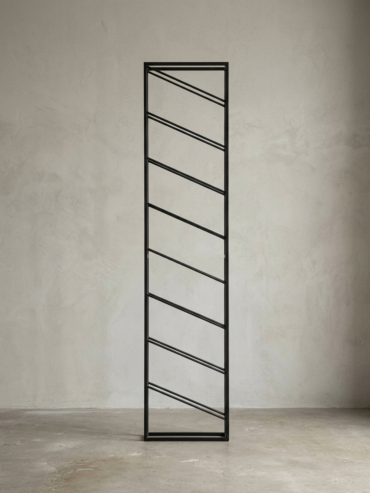 Frontansicht des Wand-Weinregals aus schwarzem Metall vor weißem Hintergrund, das die geometrische Struktur für 8 Flaschen und die Höhe von 150 cm präsentiert._
