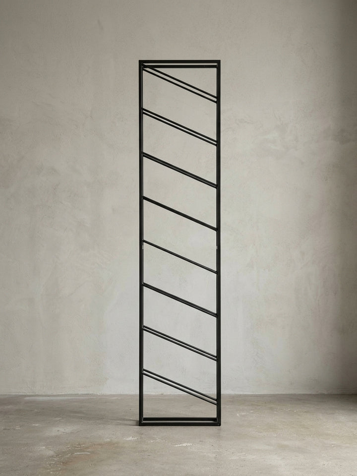 Frontansicht des Wand-Weinregals aus schwarzem Metall vor weißem Hintergrund, das die geometrische Struktur für 8 Flaschen und die Höhe von 150 cm präsentiert._