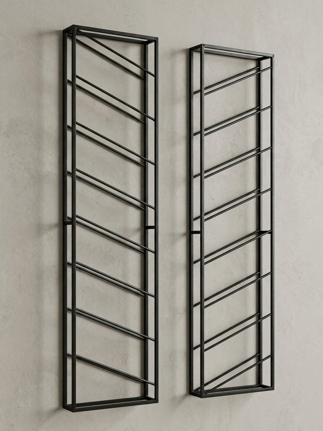 Gesamtüberblick über das moderne Weinregal zur Wandmontage, das durch sein minimalistisches Design aus schwarzem Metall als stilvolles Wohnaccessoire überzeugt._
