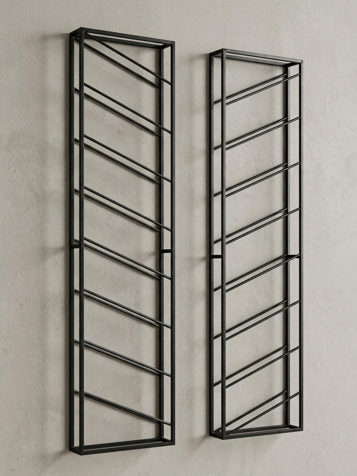 Gesamtüberblick über das moderne Weinregal zur Wandmontage, das durch sein minimalistisches Design aus schwarzem Metall als stilvolles Wohnaccessoire überzeugt._