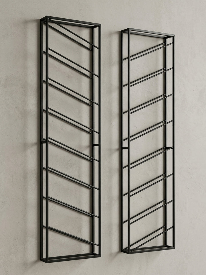 Gesamtüberblick über das moderne Weinregal zur Wandmontage, das durch sein minimalistisches Design aus schwarzem Metall als stilvolles Wohnaccessoire überzeugt._