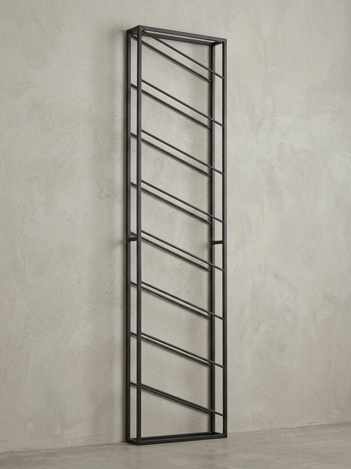 Schräge Perspektive auf das große Weinregal für die Wand, die die dynamische Anordnung der diagonalen Fächer für die schräge Lagerung der Weinflaschen betont.