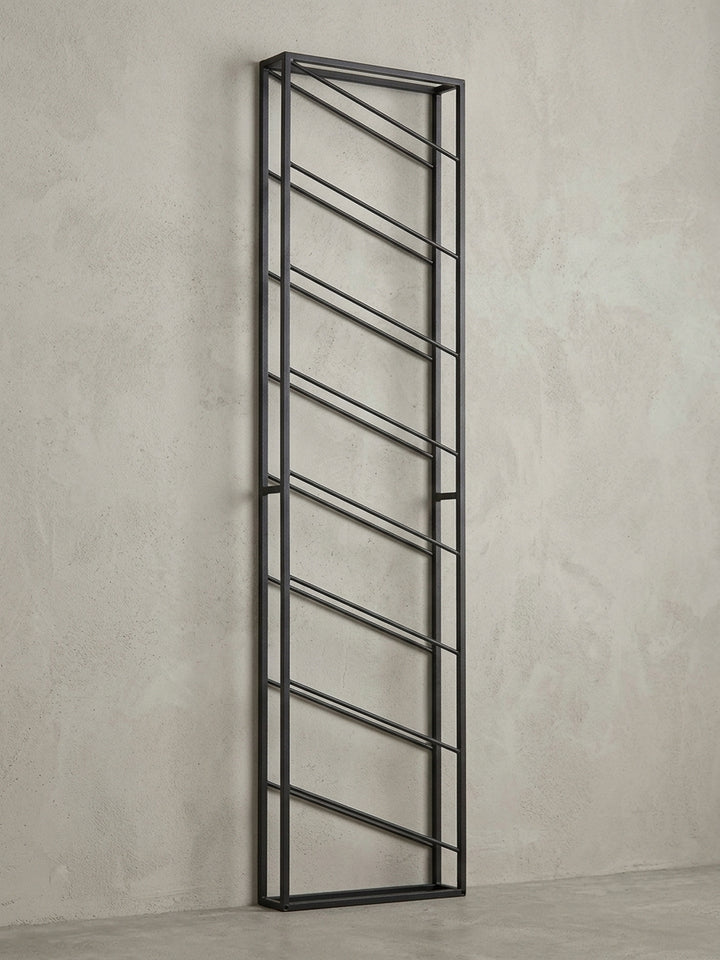 Schräge Perspektive auf das große Weinregal für die Wand, die die dynamische Anordnung der diagonalen Fächer für die schräge Lagerung der Weinflaschen betont._
