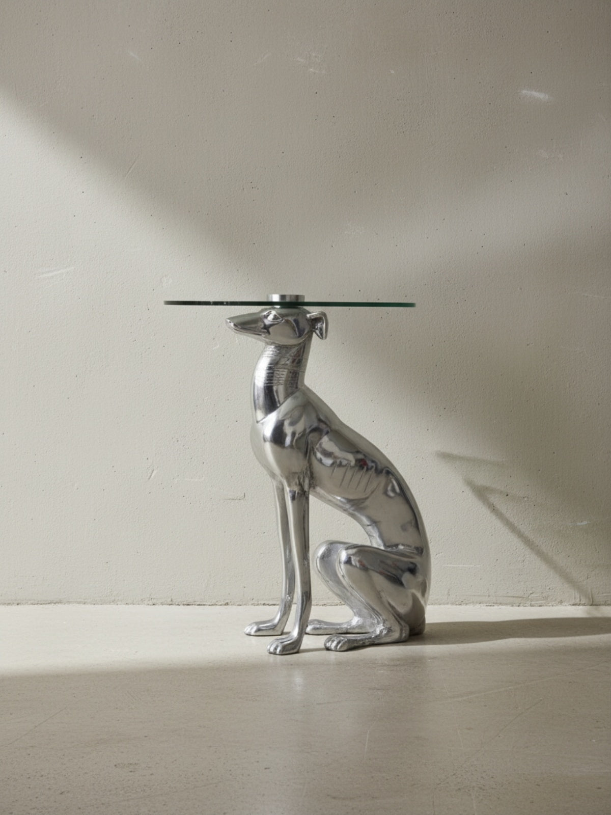 Windhund Skulptur Deko Beistelltisch_ Aluminium/Glas - Handgefertigt_ Einzigartig - KADIMA DESIGN_Größe_ 40x40x50 cm_