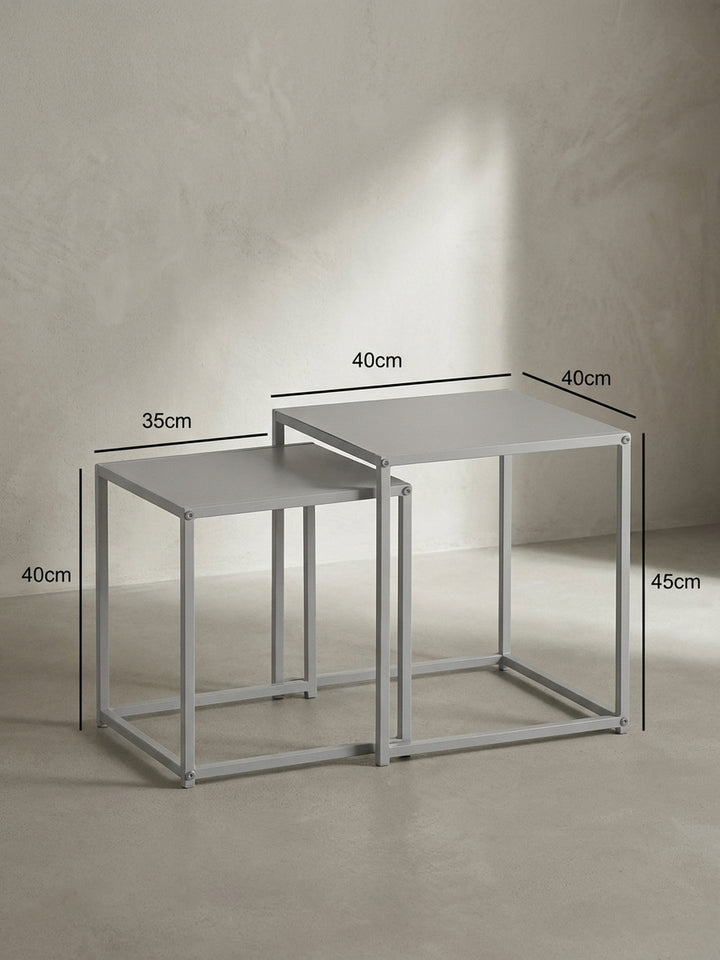 Technische Bemaßung der zwei weißen Metall-Satztische mit exakten Höhen von 45 cm und 40 cm sowie den quadratischen Grundflächen zur präzisen Raumplanung._